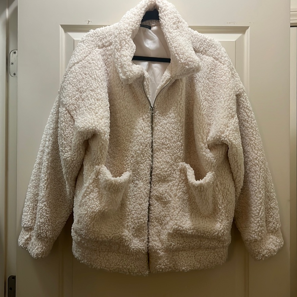 Wild fable Sherpa white jacket. With two pockets and zipper.